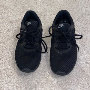 All-Black Nike Tennis Shoes